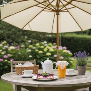 Wespe fliegt am gedeckten Gartentisch neben einem abgedeckten Glas Saft