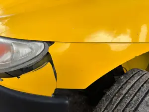 Frontschaden an einem Auto nach einem Verkehrsunfall