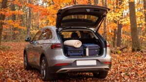 Gepackter Kofferraum im bunten Herbstwald – wann sind die Herbstferien 2026?